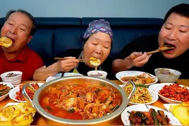 和爸妈一起吃各种自制美味家常菜，满满一大桌，实在太丰盛了！视频封面