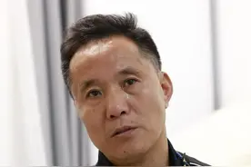 #亲爱的原型只剩杜小华未找到孩子  ，3月17日，北京时间专访杜小华。谈到“小米奇”弟弟时他哽咽泪崩，称未来将兼顾家庭放缓寻子脚步，但放缓不代表放弃，始终相信一定能找到！#杜小华谈到小米奇弟弟哽咽泪崩 （记者 蒋林君 王易楚）视频封面