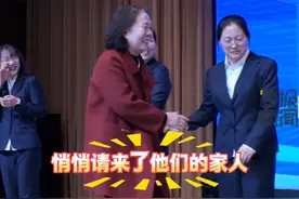 济南一高中优秀青年老师领奖 一人2万！ 他们的家人也被“悄悄”请到现场。#现场直击 #比赛现场 #中国青年正当时 #气场全开 #发言视频封面