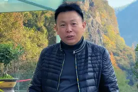 走百村、寻找100位乡村创业人，听听他们在农村创业的故事！ 在农村返乡创业需要有信心，更需要有做事的勇气，今天走访一位在大山里投资500万占地上百亩，栽种3000多株桃树的返乡人，虽然是不同的乡村项目，但有共同的目标，乡村振兴需要把草帽带在头上，把脚插进泥土里，我就不信没有我们奋斗人做不成的事！#记录真实生活 #我的乡村生活 #新农人计划2024 #乡村守护人 #返乡创业新农人视频封面