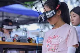 广州初一女孩成无人机国家队“王牌飞行员” 为国出战世运会 爸爸当引路人：无人机可以培养孩子的专注力#广州 #广东dou知道 #无人机 #广州初一女孩成无人机国家队王牌飞行员