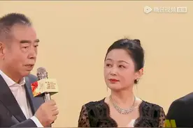 56岁陈红不服老，身穿深V蕾丝走红毯，事业线太傲人谁看谁迷惑视频封面