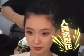  00后儿子陪妈妈再拍婚纱照，被误认为情侣。男孩：这是我妈妈。关注@政法报道#山东dou知道#抖音小助手 #妈妈 #婚纱照#00后儿子 视频封面