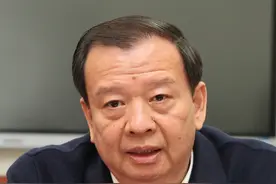 【东莞市人大常委会副主任、市总工会主席罗军文主动投案！】2月23日，据南粤清风网消息，广东省东莞市人大常委会副主任、市总工会主席罗军文涉嫌严重违纪违法，主动投案，目前正接受广东省纪委监委纪律审查和监察调查。罗军文，男，汉族，1967年8月生，广东兴宁人，省社科院在职研究生学历，1987年8月参加工作，1992年1月加入中国共产党。历任东莞市寮步镇党委副书记、镇长；东莞市长安镇党委副书记、镇长；东莞市财政局党组书记、局长。#广东反腐 #广东 #东莞 #反腐视频封面