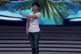 #湖南卫视连发16条杨洋  
#杨洋  跳舞可真好看，不愧是军艺舞蹈尖子生~#湖南卫视考古杨洋  #你好星期六视频封面