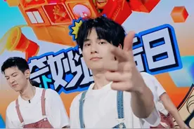 #奇妙通告日  也响起了那魔性的BGM。不用太刻意，来就是兄弟！看看是谁还没有跟着《异人disco》转起来？#电影异人之下  #胡先煦乔振宇李宛妲合体赶通告 
#胡先煦携剧组嗨翻奇妙通告日视频封面