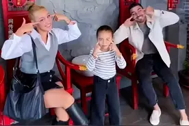 10月28日，#小龙坎就网红眯眯眼争议手势致歉 ： 与新媒体服务公司解约，告知博主问题的严重性，博主已公开道歉，对全体海外门店员工进行培训。视频封面