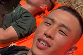 经历了12小时的不间断奋战，武警官兵席地而睡（颜士舒 师锐）#抗洪救灾 #抗洪一线 #人民子弟兵辛苦了视频封面