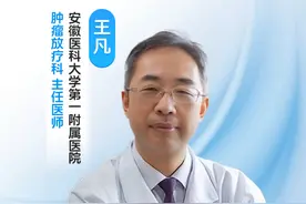 喉癌早期三个异常 九成人误当咽炎 声音嘶哑多喝胖大海？延误治疗可能失声！今天说清喉癌警报信号。
注意啦！声音嘶哑超过两周可别急着吃润喉糖，这可能是声带受肿瘤压迫的信号呢。早期喉癌有个狡猾的特点——症状和咽炎太像啦！比如喉咙总像卡着鱼刺，吞口水时特别明显，但照镜子却看不到异物。再比如总感觉喉咙干痒想清嗓子，咳出的痰还带着血丝，很多人以为是上火，结果耽误三个月才查出来。
#抖出健康知识宝藏   #开工去班味健康指南