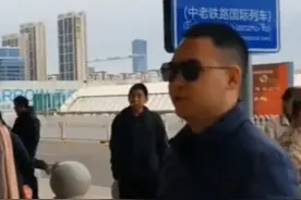 “排雷英雄”杜富国偶遇入伍新兵，激动勉励新战友，“浴火淬炼成大器，愿得此生永报国”#杜富国 #英雄 #新兵入伍 #勉励 #昆明视频封面