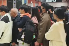 广州地铁发布“人过门 物过机”安检新规 所有携带物品均需过安检机 官方：上班高峰请预留进站时间#地铁 #安检视频封面