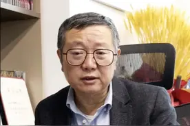 专访｜刘慈欣的宇宙观：外星文明存在“从可能性变成了必然性” #刘慈欣坚信宇宙存在外星文明 3月31日，著名科幻作家、北京元宇科幻未来技术研究院院长刘慈欣在接受北京日报客户端记者专访时表示，他坚信外星文明真实存在。他指出，宇宙的尺度极其庞大，且存在其他区域的物理规律与地球相同，既然地球能演化出生命和高级文明，那么其他星球同样具备这一可能性。刘慈欣强调，在如此浩瀚的宇宙中，外星文明的存在“从可能性变成了必然性”。视频封面