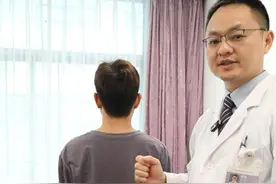 在家给孩子自测脊柱侧弯的三个方法 #脊柱侧弯 #青少年体态 #脊柱健康 #健康科普 #抖出健康知识宝藏视频封面