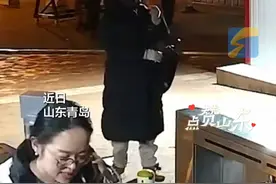 黑衣女子全副武装靠近高校校门，不由分说留下一包现金急坏保安，“她说要给贫困学生，搁下就跑了！”#山东青岛 #青岛大学 #点赞山东视频封面