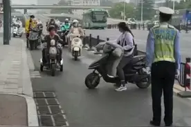 4月26日河南郑州，在交警的注视下，没戴头盔的人扭头就跑#河南dou知道 视频封面