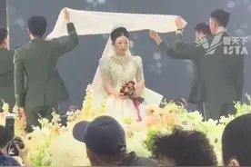 班长结婚叫战友给新娘披头纱，彩排时头纱直接滑掉，班长打趣：还好是彩排，不然直接现场安排5公里（视频来源：@大古大骨）视频封面