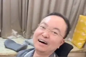 2月14日，京东前副总裁蔡磊妻子段睿发视频，自己拿起一枝玫瑰，一路欢笑送给渐冻症丈夫。蔡磊见到可爱的妻子走来，一脸笑容。网友：她在闹，他在笑……#蔡磊 #段睿 #渐冻症 #爱情视频封面
