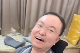 2月14日，京东前副总裁蔡磊妻子段睿发视频，自己拿起一枝玫瑰，一路欢笑送给渐冻症丈夫。蔡磊见到可爱的妻子走来，一脸笑容。网友：她在闹，他在笑……#蔡磊 #段睿 #渐冻症 #爱情视频封面
