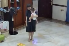 6月28日广东广州，妈妈抱着宝宝翩翩起舞，爸爸看着监控笑得合不拢嘴视频封面