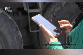 杭州的杨大姐反映，家里花40多万二手买了个起重吊车，干活时车身翘了起来，虽然人没受伤，但吊臂前面一段弯了。杨大姐表示，当时车子翘起来时，村里说要扶正，她同意了，结果来看的时候，发现施工人员把吊臂切割了。村里的王书记说，吊机竖在那里，太危险。#1818黄金眼 #吊车 #吊臂视频封面