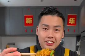 酸辣土豆丝 在家里炒#酸辣土豆丝 到底是用白醋还是陈醋，怎么炒才能脆嫩爽口不粘锅，今天给大家讲清楚