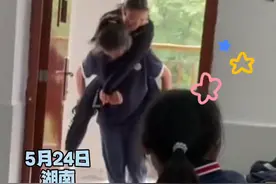 得知老师崴脚后，女学生自发将老师背进教室！网友：这让班里的男生情何以堪！#感动瞬间  视频封面