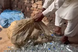 巴铁人民穿拖鞋在玻璃厂上班，难道他们的脚不怕被扎吗？视频封面
