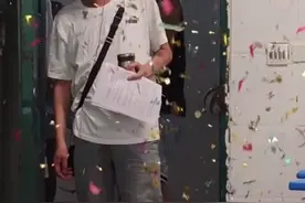 近日，四川南充，高三毕业季的学生在教室门口放礼炮，迎接各位老师上最后一课。网友：再严谨的老师也会露出笑容！视频封面