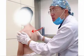 儿童耸肩塌腰  一招“抱枕扩胸”来锻炼！ #耸肩驼背 #塌腰无力 #不良体态纠正 #开工去班味健康指南  #抖出健康知识宝藏