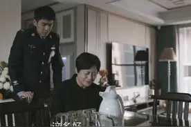 #警察荣誉 李大为#张若昀 父亲病重逝世，大为悲痛的独白太让人破防了～八里河派出所上下暖心送行，小荣誉直接一个泪目！#警察荣誉太好哭了 #李大为爸爸去世 视频封面