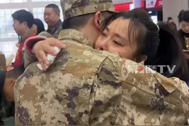 3月18日，重庆新兵入伍现场，#癌症妈妈送儿子入伍不停抹泪 ：当兵是他的梦想！#媒体精选计划 #新兵 #重庆视频封面
