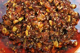 上山没人要的小蒜做成小蒜酱，夹馍拌面特别下饭，关键能保存一年！#美食趣胃计划 #抖音美食创作人 #跟着抖音学做菜 #春天的味道  #辣椒酱 @DOU+小助手视频封面