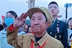 终于看到！4月17日，#百岁老兵远赴北京看天安门升旗  ，当五星红旗升起，庄严地从轮椅上起立敬礼。天安门这路不长，两位百岁老兵走了100年，曾经保家卫国的小伙儿，如今白发苍苍满身勋章。#致敬人民子弟兵  （记者 李鹏毅）