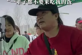 曾靠10元任吃35个菜走红，合肥10元“盒饭姐”怒怼浪费者：“那些说花钱了想倒就倒的人，一辈子都不要来吃我的饭”#盒饭姐卖10元盒饭30多个菜随便吃视频封面
