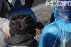 强降雨导致景区阶梯犹如瀑布，泰山景区管委会发布临时闭园，“爬到一半就封山 不让爬了”视频封面