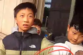 #3个小孩哥在外玩耍时意外发现可疑白色粉末  于是结伴来到派出所！（供稿：金华市新闻传媒中心  义乌公安）视频封面
