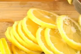 皮肤暗沉、干燥，夏天来之前想变白？中医分享美白保湿面膜：柠檬+蜂蜜+面粉，操作简单又方便，“人人都能用！让你在这个夏天美美的”#河南dou知道视频封面