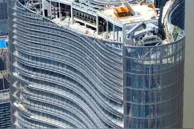 武汉绿地中心，位于武昌滨江商务区，总建筑面积约300万平方米，总投资超500亿元，原设计高度636米，因种种原因，最后定格在475米，成为华中第一高楼 #武汉绿地中心 #航拍武汉 #武汉旅游攻略   视频封面