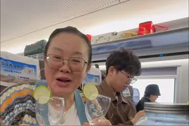 在高铁上炫饭也太快乐了吧！旁边的大馋小子第一次尝活珠子反应竟然是……#日常vlog #高铁 #东北大饭包 #活珠子视频封面