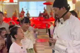 #香港  小朋友#西安  街头#粤语  对诗：一句粤语、一句普通话，行云流水！网友：小女孩怎么唱起来了 #诗歌  #古诗视频封面