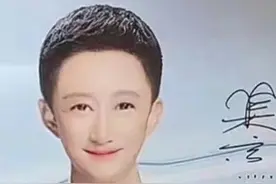 #吴京变蛇精  近日，有网友晒出一张直播间的截图，某品牌直播间把吴京作为背景板，画面上的吴京被美颜过度，盘点那些被美颜过度坑过的明星。#吴京 #黄晓明视频封面