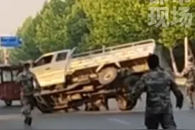 7名兵哥哥5秒抬正侧翻三轮货车，这一幕好温暖！#兵哥哥#正能量 #暖心 视频封面