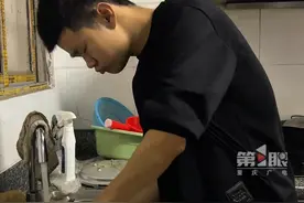 这一顿饭让人泪目！04年出生的脑瘫男孩和爸爸相依为命，独自给爸爸做饭准备生日惊喜，“虽然过程很艰难，但会一直努力！”#04年脑瘫男孩给爸爸做饭准备生日惊喜 #感人一幕 #暖心视频封面