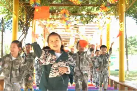 看一看北京卫戍区第一幼儿园的小朋友，是怎么给祖国妈妈庆生的吧视频封面
