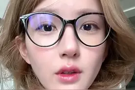 赵露思直播扁桃体发炎嗓子哑了，透露前年父亲确诊癌症 ，留下明显眼袋，面对恶评称“有人骂你就让他骂 骂完就没事了”“ 骂对了咱就听着 过分了就告他” 直播中数次落泪 强调“家人健康最重要” #赵露思