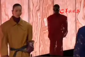 超模刘雯走秀时高跟鞋掉了
手提鞋子踮起脚尖淡定走完
网友：鞋在手里成了时尚单品
（编辑：潘俊华 实习生 林曼佳 审核：罗钧栋）视频封面