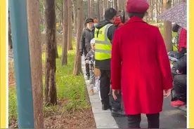 家长带孩子公园骑车被制止 推搡指责工作人员视频封面