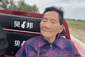 郑州市寻人：八旬老太走失，患小脑萎缩，背斜挎包，驼背图片