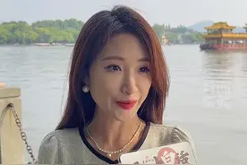 37岁姐姐520当天领证结婚，被问到未婚夫年龄捂嘴笑了：他1998年的视频封面