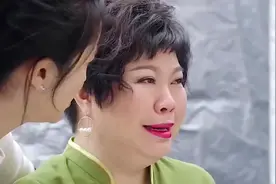 农村大妈街上看热闹，被造型师看中当模特，大妈变仙女惊艳全场视频封面